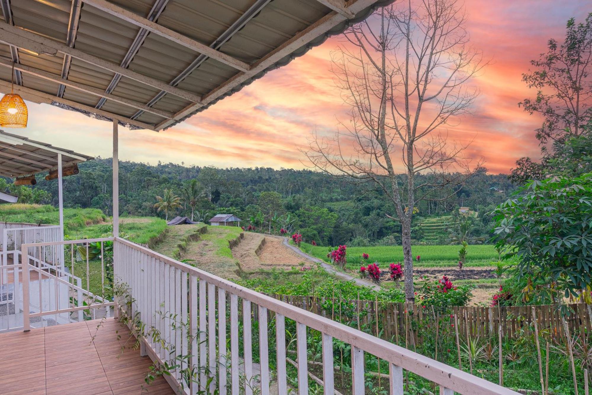 Santya Loka Lodge & Twin Waterfall Jatiluwih Exterior photo